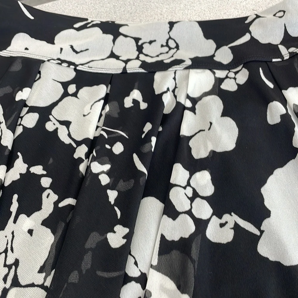 Like New black and white skirt. Lined. elastic waist band. Super cute size med - Picture 2 of 3